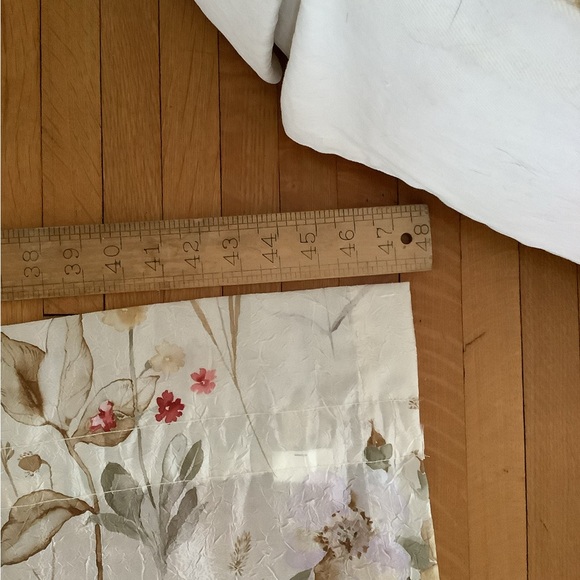 Country Curtains gorgeous, lightweight curtains - Picture 2 of 5